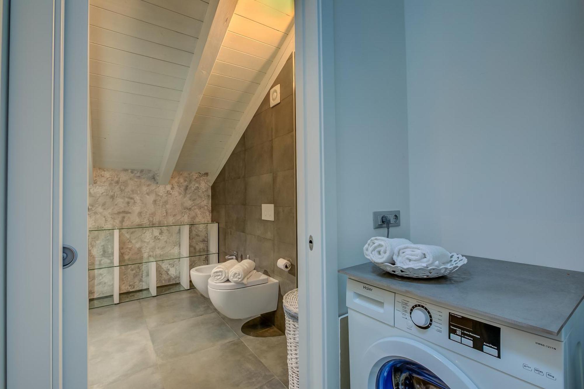 Loft & Jacuzzi - Happy *