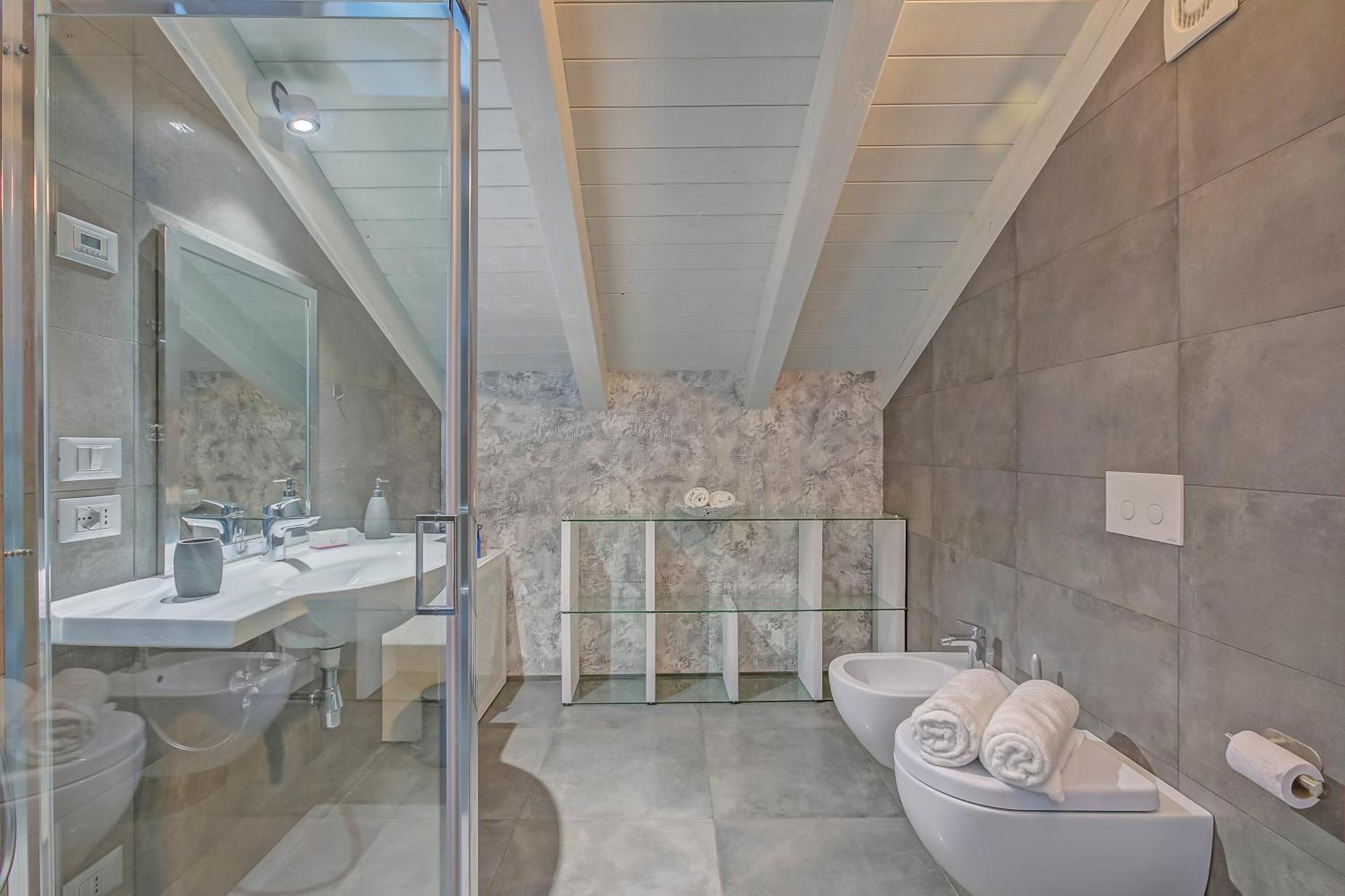 Loft & Jacuzzi - Happy
