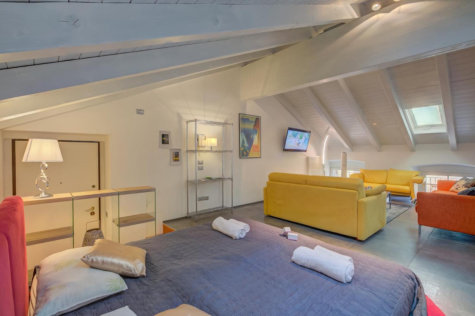Loft & Jacuzzi - Happy *